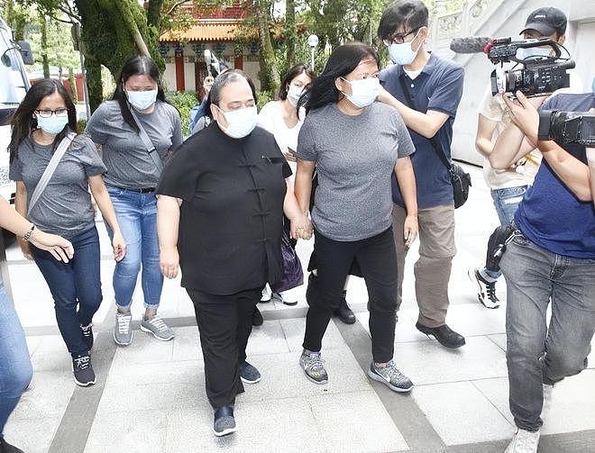 何超琼和妹妹何超蕸的家族合影，那时候的赌王何鸿燊还很年轻（组图） - 13