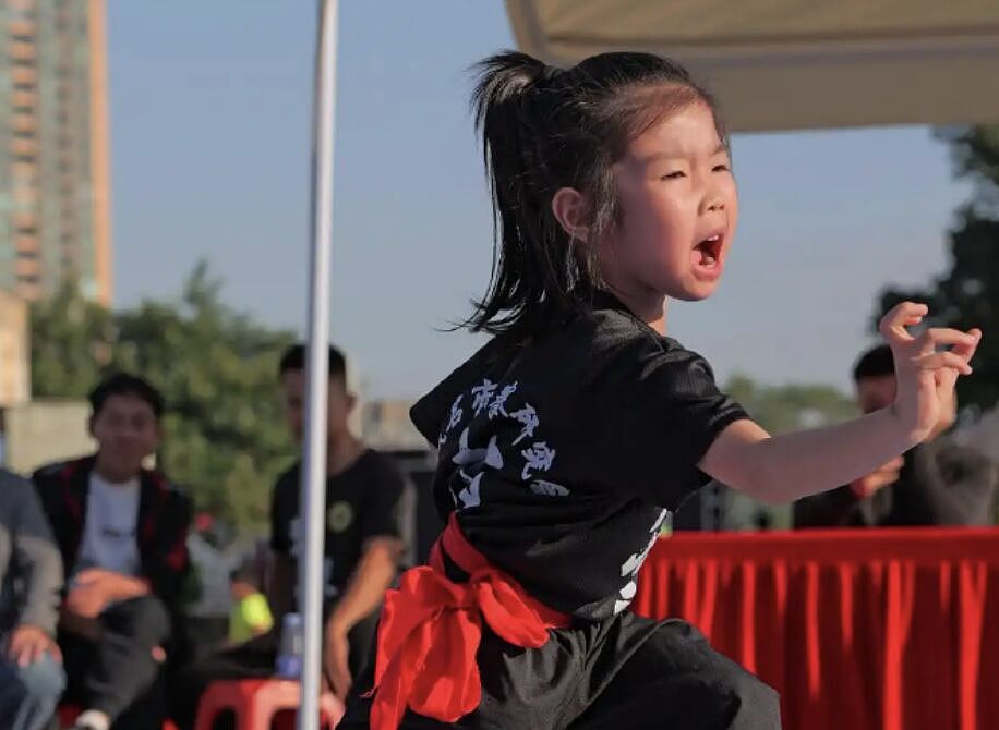 广东5岁女童热爱武术，擅长洪拳马步练到哭！5月将参加武术大赛（视频/组图） - 3