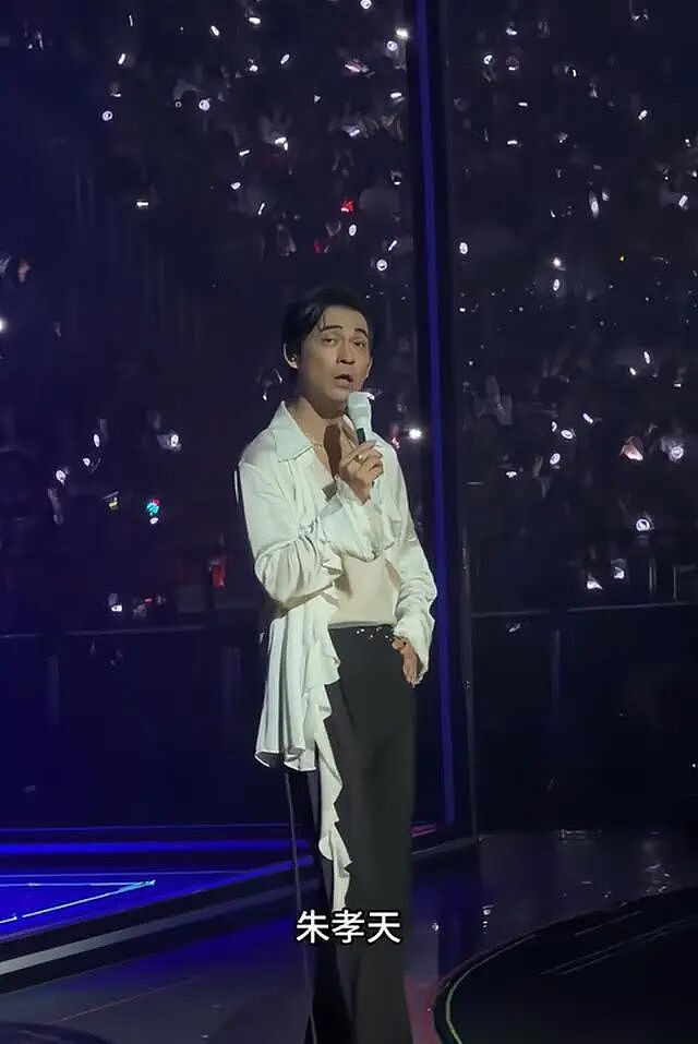 周渝民重庆演唱会上cue朱孝天，称还在吵架中，他仍是我们这群人唯一的朋友！（组图） - 2
