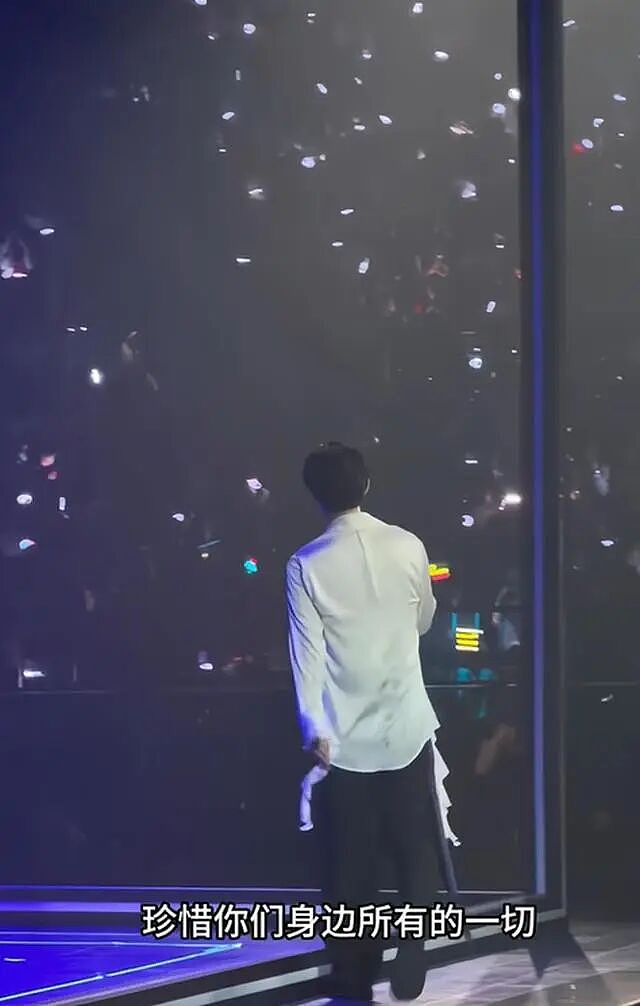 周渝民重庆演唱会上cue朱孝天，称还在吵架中，他仍是我们这群人唯一的朋友！（组图） - 4