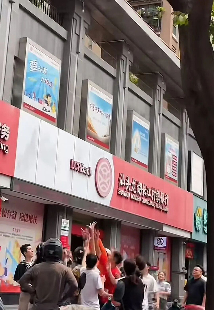 广东一小区有人往窗外撒100多万港币？楼下人群争抢还晒照分享，当地警方回应（组图） - 2
