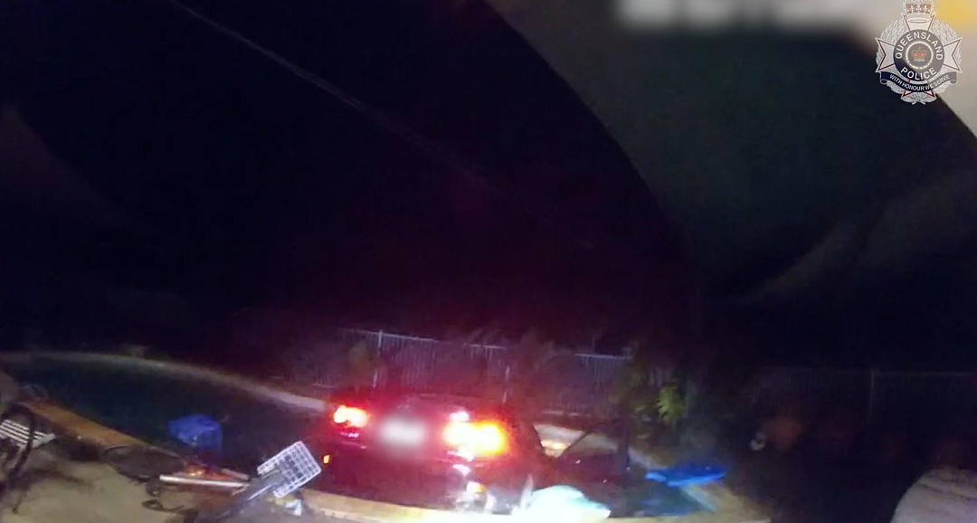 凌晨连环作案：昆州男子将盗车驶入泳池后被捕（组图） - 1