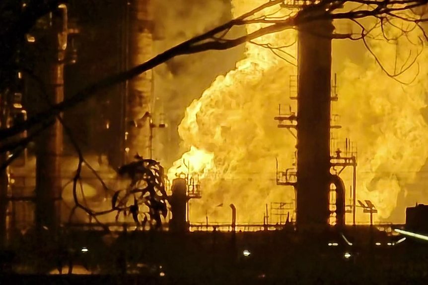 澳洲炼油厂爆炸起火！消防部门称“不会加剧”燃油紧张（组图） - 3