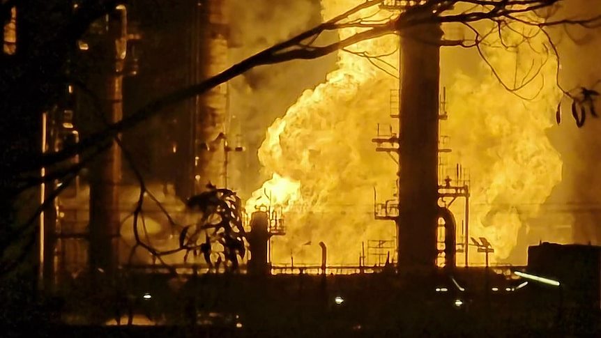 澳洲炼油厂爆炸起火！消防部门称“不会加剧”燃油紧张（组图） - 2