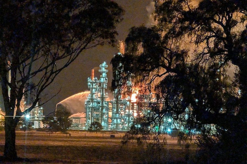 澳洲炼油厂爆炸起火！消防部门称“不会加剧”燃油紧张（组图） - 1
