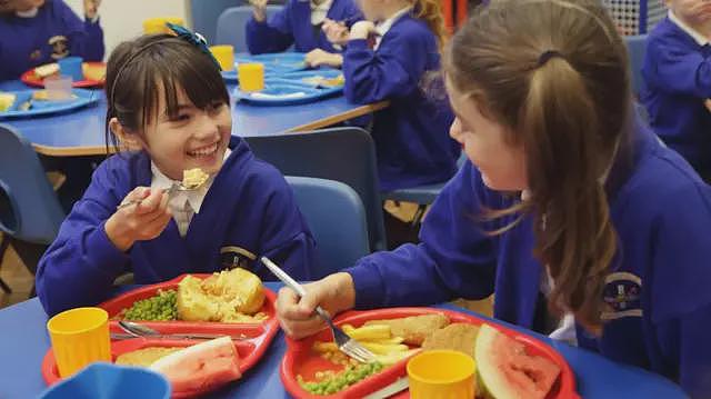 英国新学校午餐计划禁止油炸食品（图） - 1