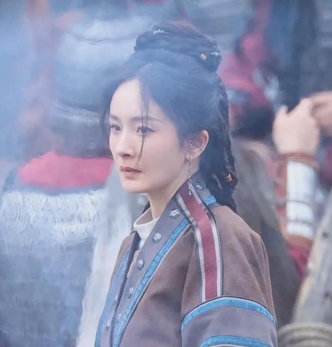 39岁杨幂淡妆演少女，最新生图曝光年龄感明显，努力扮嫩还是违和（组图） - 1