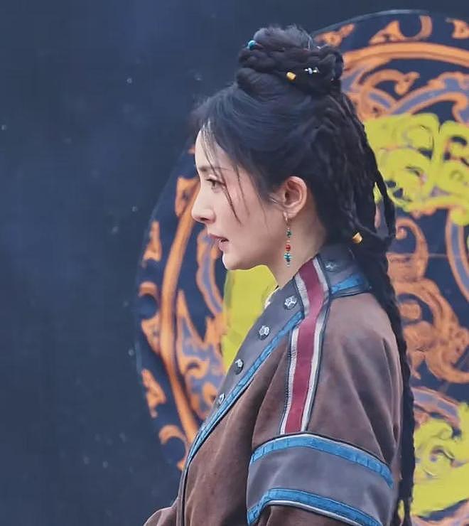 39岁杨幂淡妆演少女，最新生图曝光年龄感明显，努力扮嫩还是违和（组图） - 9