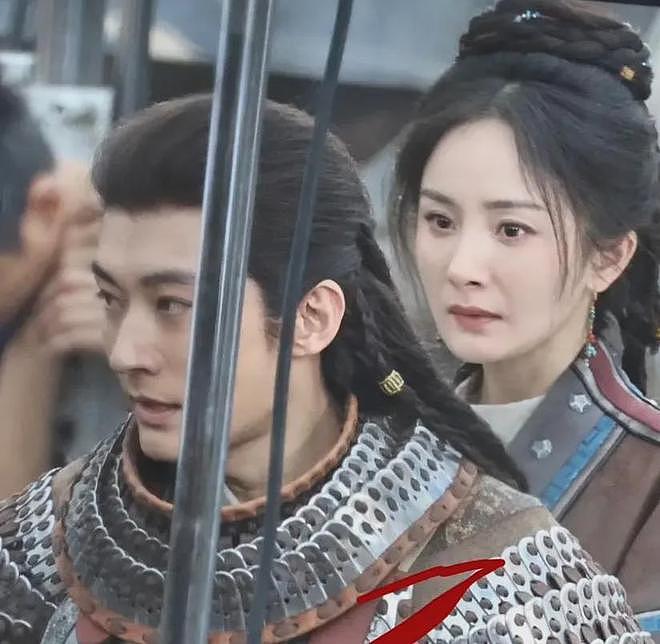 39岁杨幂淡妆演少女，最新生图曝光年龄感明显，努力扮嫩还是违和（组图） - 19