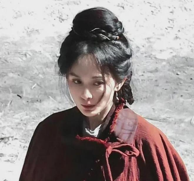 39岁杨幂淡妆演少女，最新生图曝光年龄感明显，努力扮嫩还是违和（组图） - 12