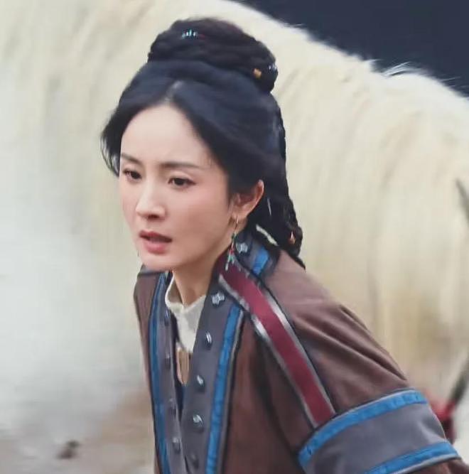 39岁杨幂淡妆演少女，最新生图曝光年龄感明显，努力扮嫩还是违和（组图） - 2
