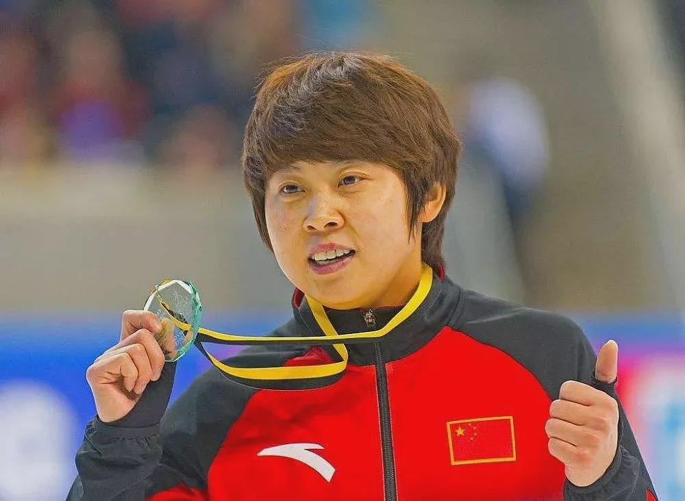 【情感】《乘风2026》王蒙又双叒圈粉了！嘴硬心软怼遍全场，她凭什么如此嚣张（组图） - 9