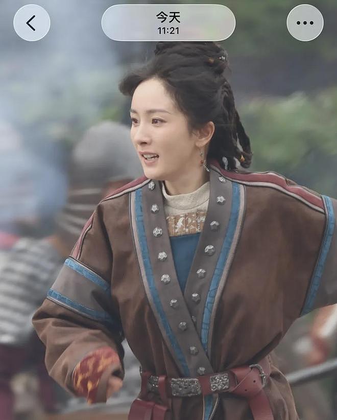 39岁杨幂淡妆演少女，最新生图曝光年龄感明显，努力扮嫩还是违和（组图） - 5