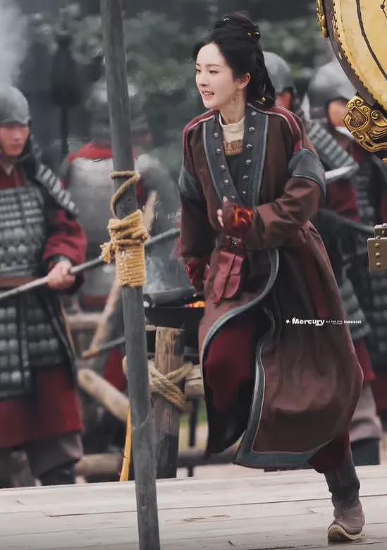 39岁杨幂淡妆演少女，最新生图曝光年龄感明显，努力扮嫩还是违和（组图） - 6