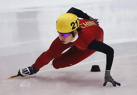 【情感】《乘风2026》王蒙又双叒圈粉了！嘴硬心软怼遍全场，她凭什么如此嚣张（组图） - 12