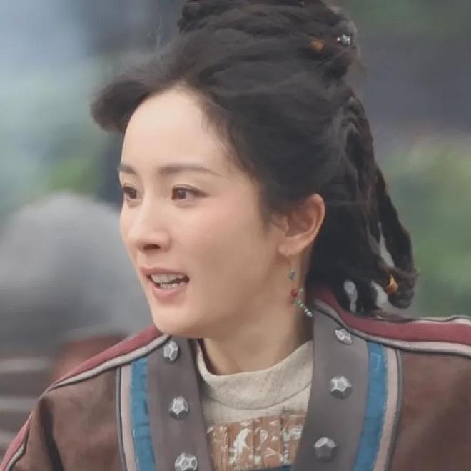 39岁杨幂淡妆演少女，最新生图曝光年龄感明显，努力扮嫩还是违和（组图） - 7