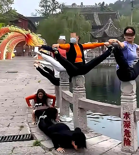 石柱极限瑜伽爆红！河南大妈高难度动作晒太阳，网民：地上爬那两个太诡异（视频/组图） - 9