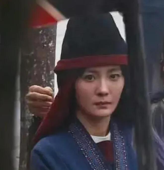 39岁杨幂淡妆演少女，最新生图曝光年龄感明显，努力扮嫩还是违和（组图） - 13