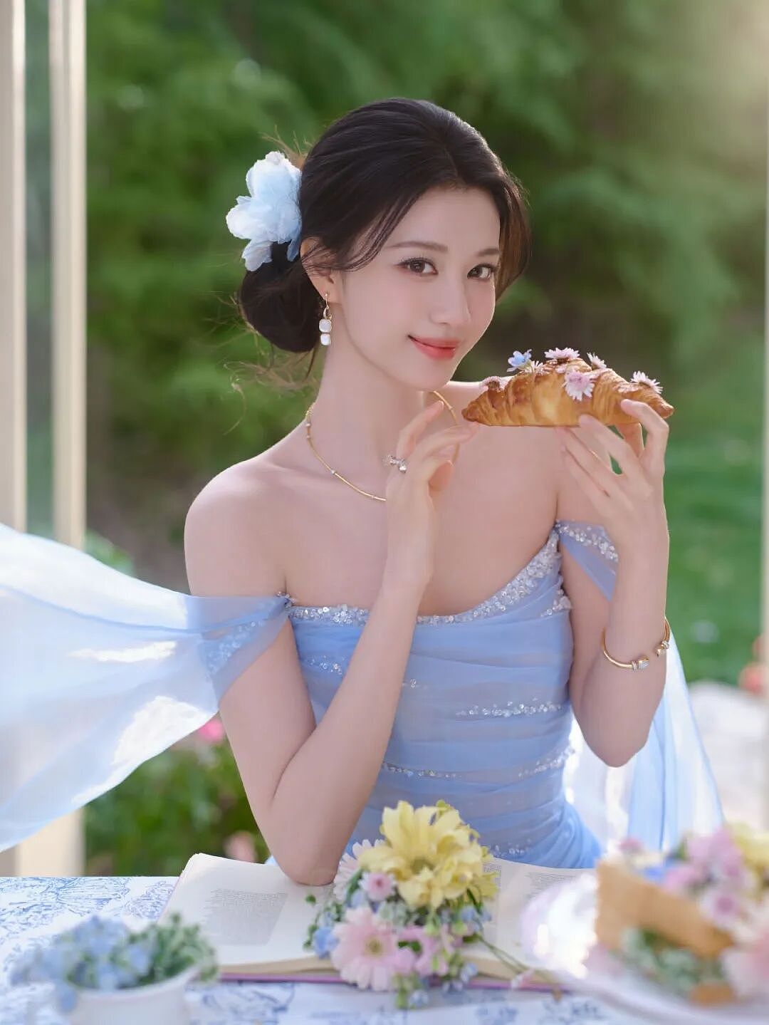 【美女】王楚然身穿冰蓝纱裙，宛若花中精灵（组图） - 1