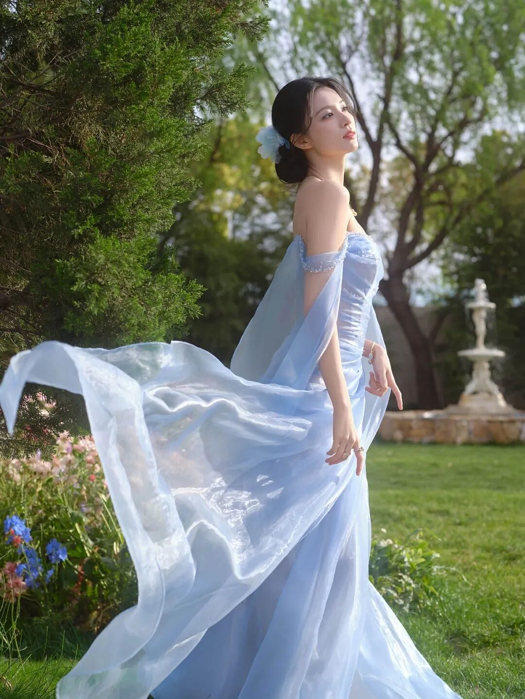 【美女】王楚然身穿冰蓝纱裙，宛若花中精灵（组图） - 5