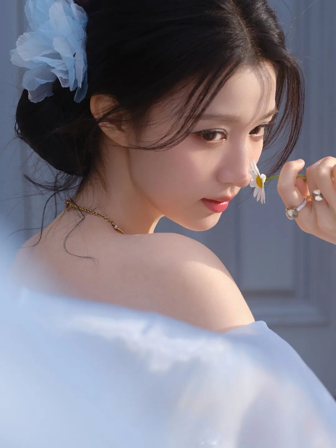 【美女】王楚然身穿冰蓝纱裙，宛若花中精灵（组图） - 2