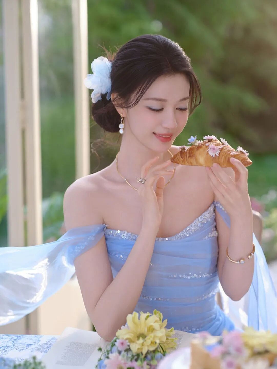 【美女】王楚然身穿冰蓝纱裙，宛若花中精灵（组图） - 11