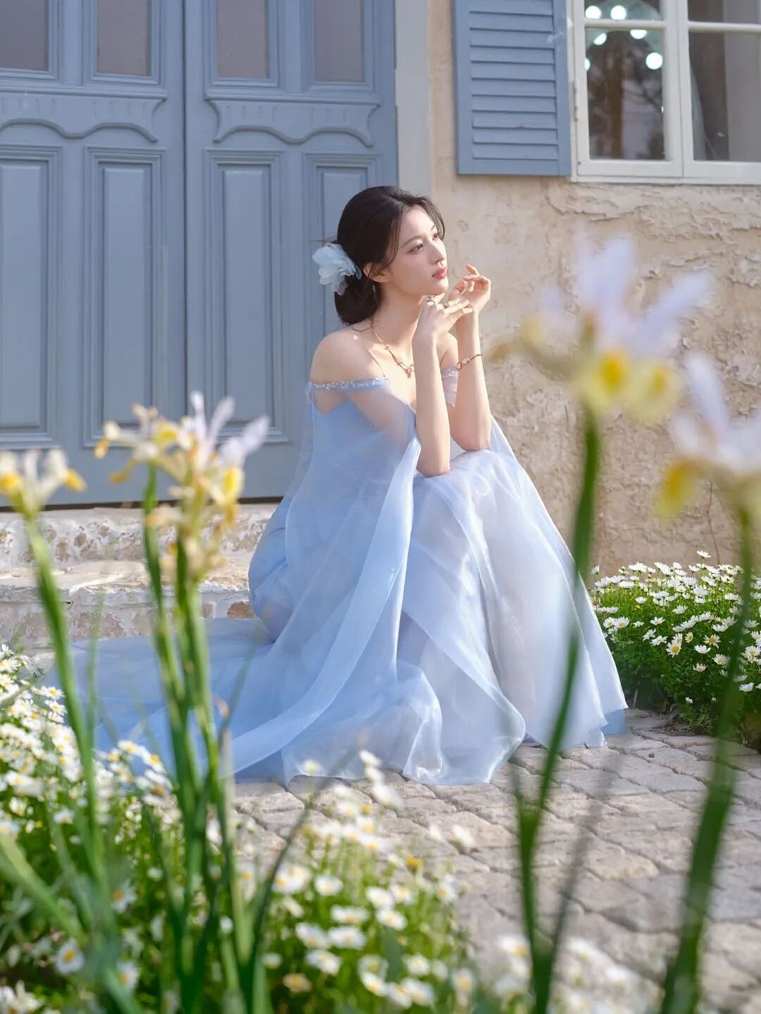 【美女】王楚然身穿冰蓝纱裙，宛若花中精灵（组图） - 6