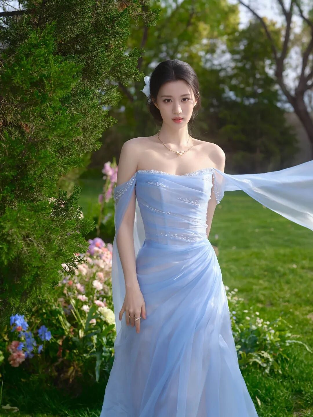 【美女】王楚然身穿冰蓝纱裙，宛若花中精灵（组图） - 9