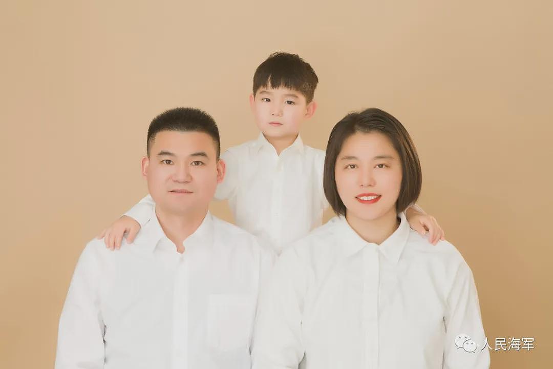 【情感】她曾是辽宁舰首位女舵手,如今带领乡亲们养小龙虾,丈夫默默为她护航(组图) - 1