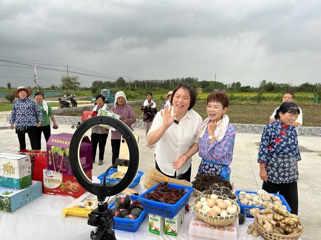 【情感】她曾是辽宁舰首位女舵手,如今带领乡亲们养小龙虾,丈夫默默为她护航(组图) - 5