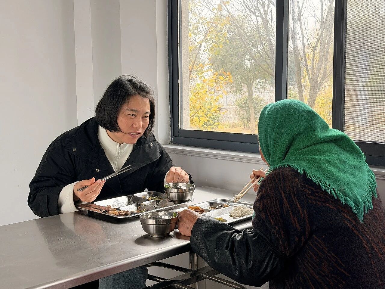 【情感】她曾是辽宁舰首位女舵手,如今带领乡亲们养小龙虾,丈夫默默为她护航(组图) - 4