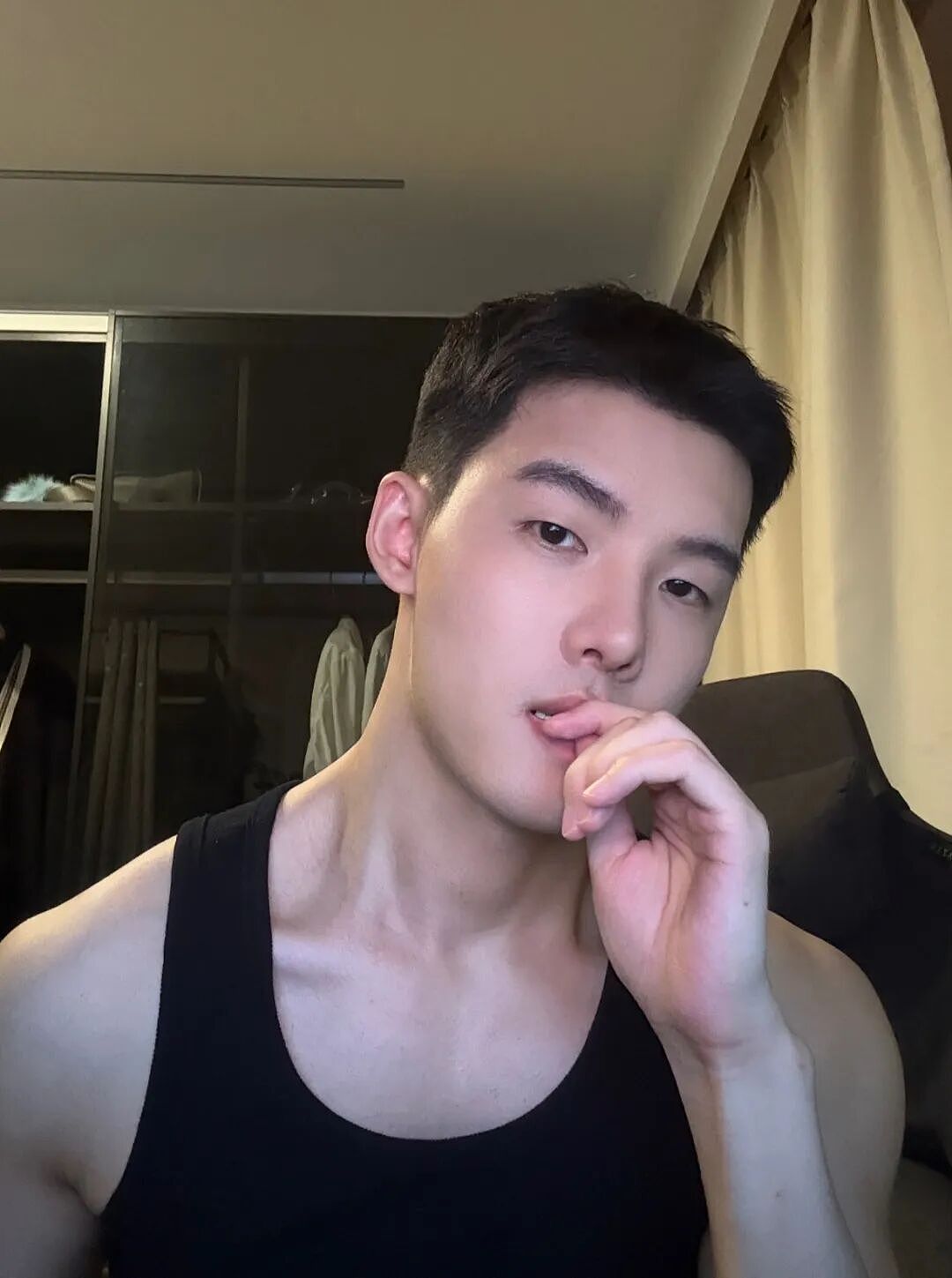 【帅哥】卖茶叶的痞帅猛男爆火全网,被网友扒出曾是推特老人...(组图) - 7