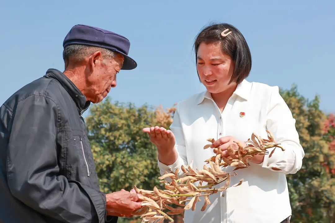 【情感】她曾是辽宁舰首位女舵手,如今带领乡亲们养小龙虾,丈夫默默为她护航(组图) - 3