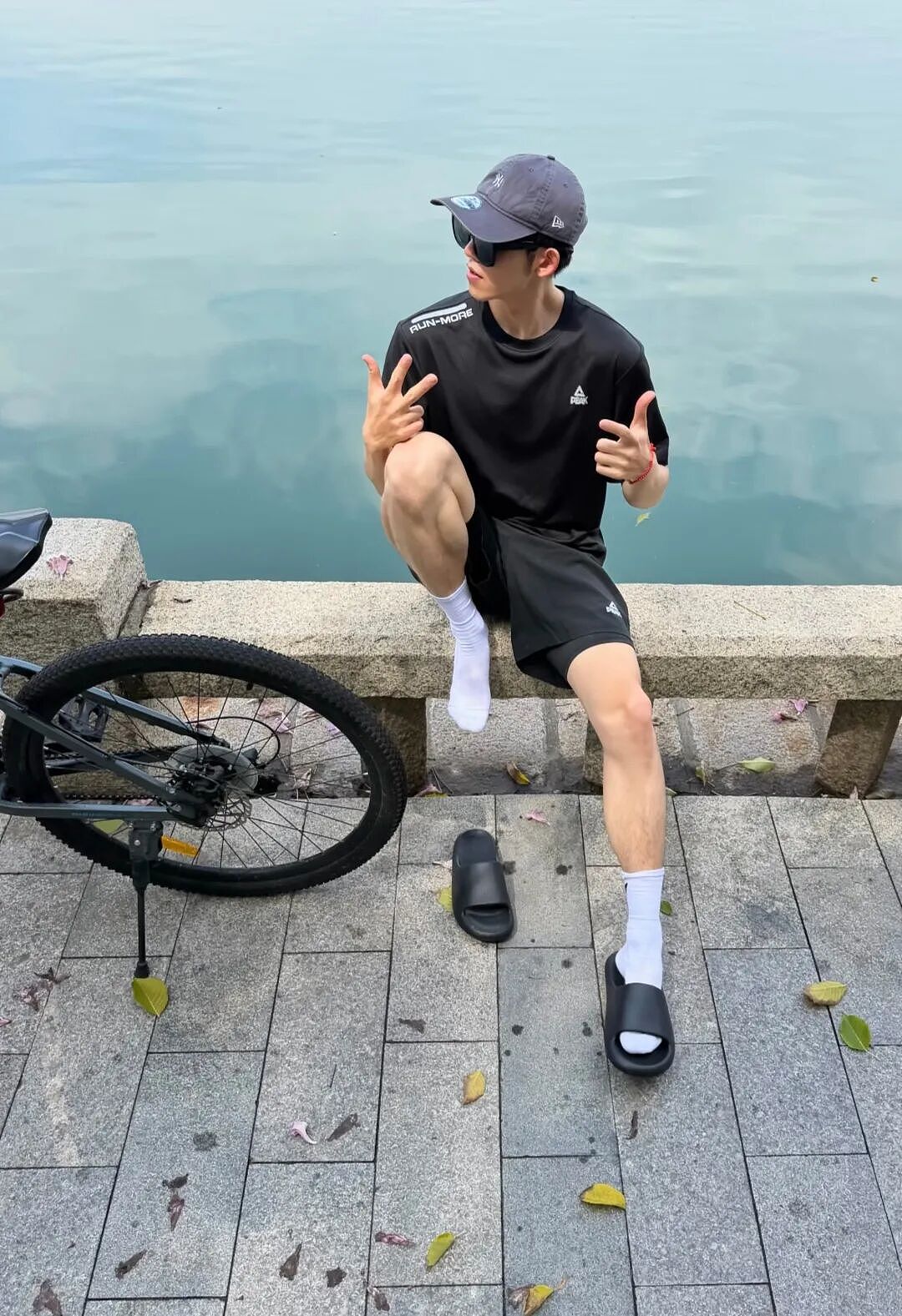 【帅哥】厦门187白袜体育生户外拍照引围观,网友:这又是谁的定制....(组图) - 9