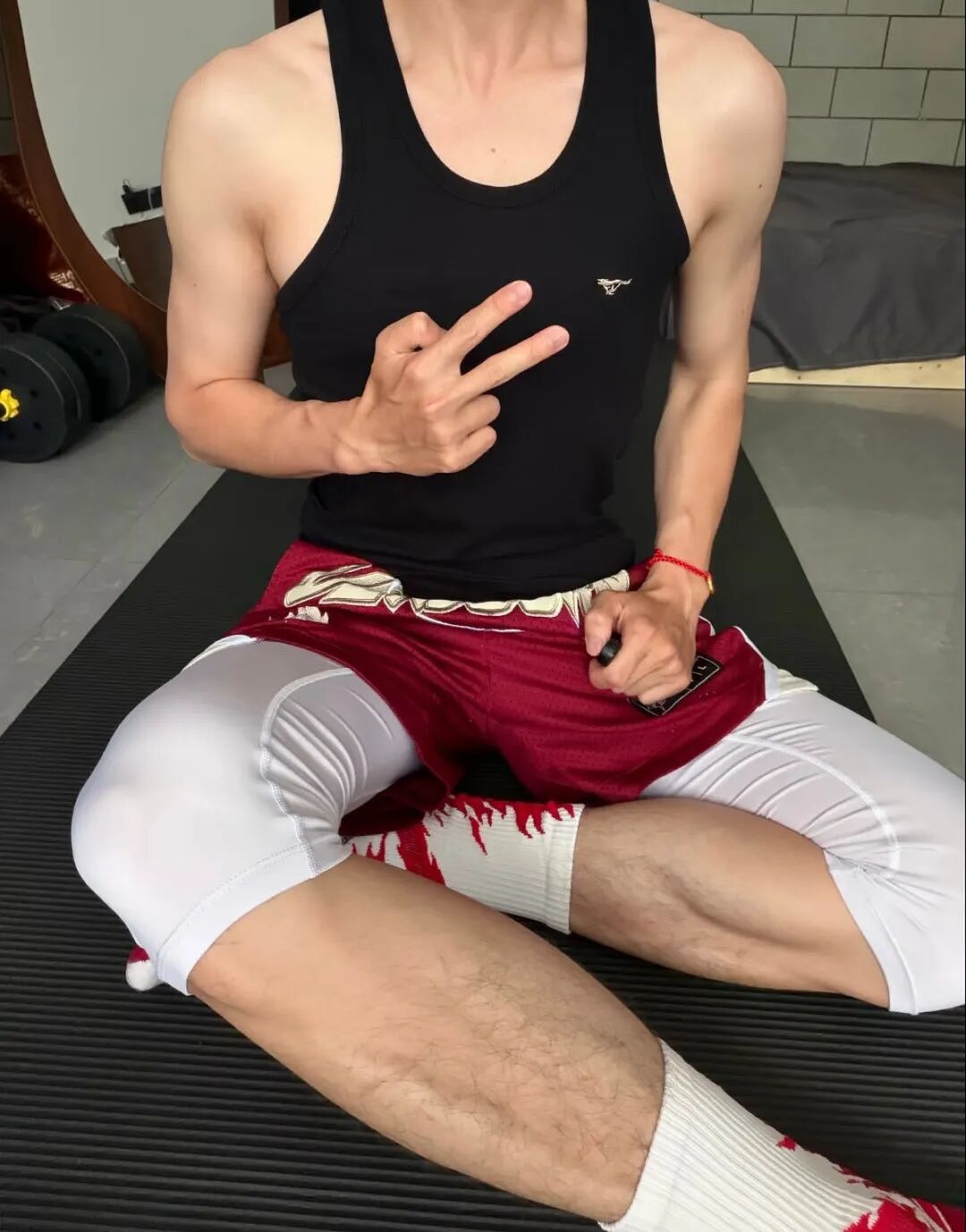 【帅哥】厦门187白袜体育生户外拍照引围观,网友:这又是谁的定制....(组图) - 4