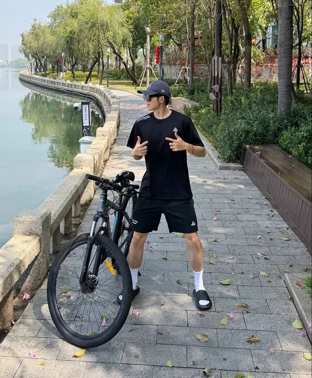 【帅哥】厦门187白袜体育生户外拍照引围观,网友:这又是谁的定制....(组图) - 10
