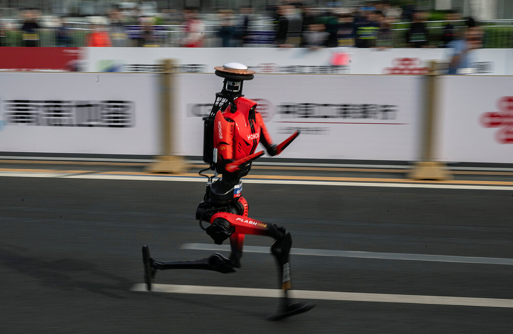 中国人形机器人打破人类半程马拉松世界纪录（组图） - 1