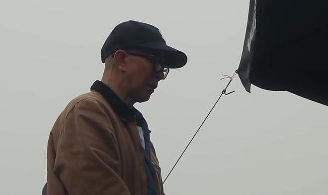 57岁具俊晔又瘦了很多，背影憔悴走路不稳，疑似身体健康出问题（组图） - 12
