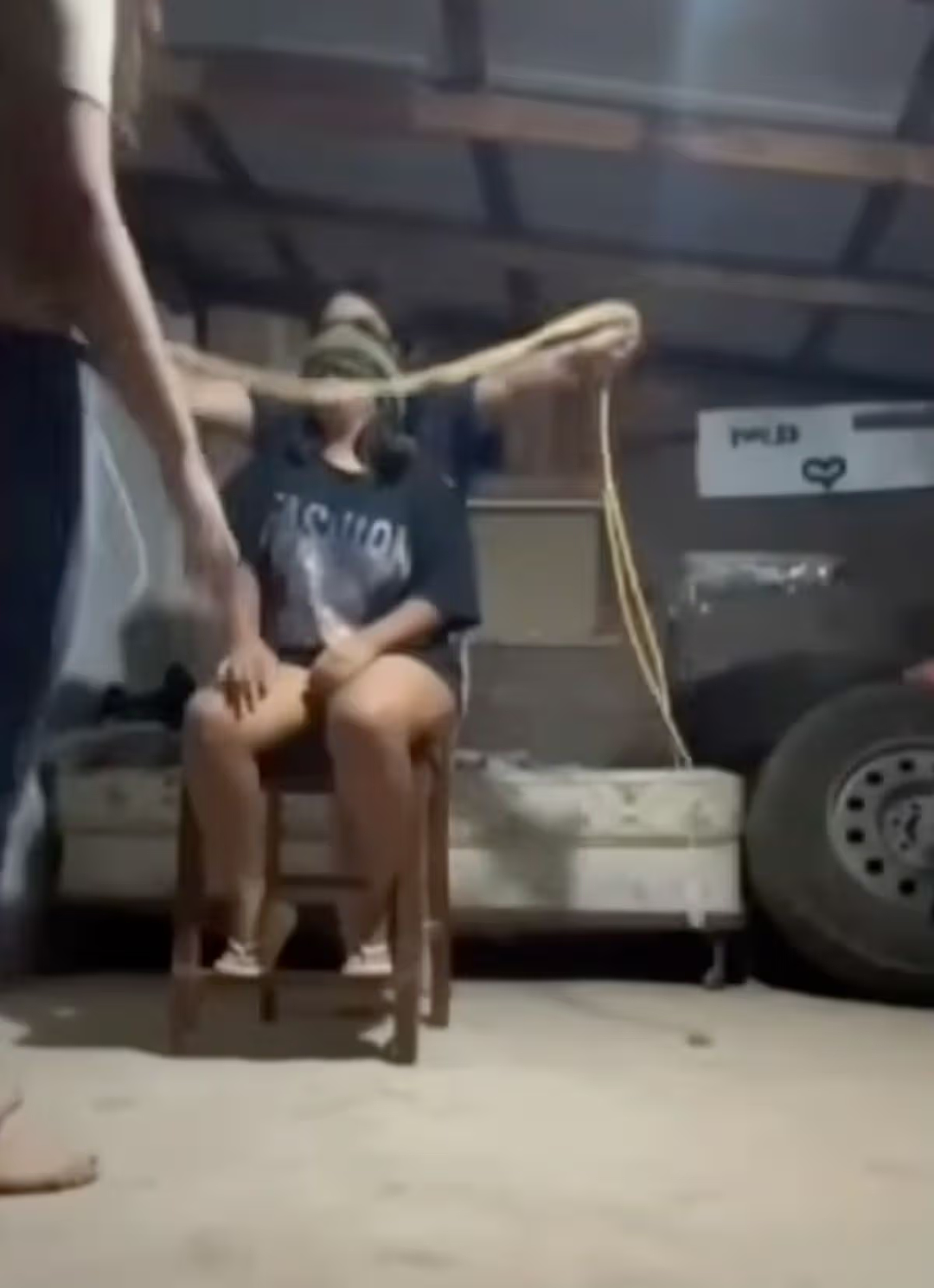 墨西哥俩少女诱杀闺蜜被轻判！埋尸撒石灰还拍全程发死者母亲，民众愤怒（组图） - 5