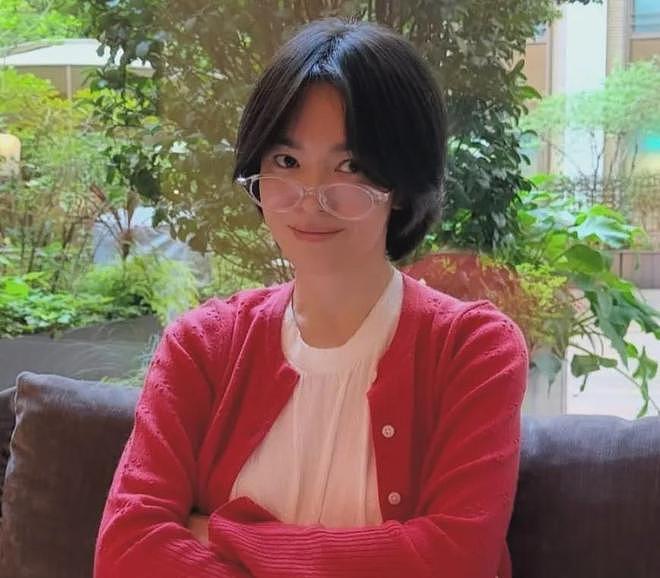 宋慧乔都戴老花镜了？44岁状态越来越差，近照翻车被吐槽像老奶奶（组图） - 1