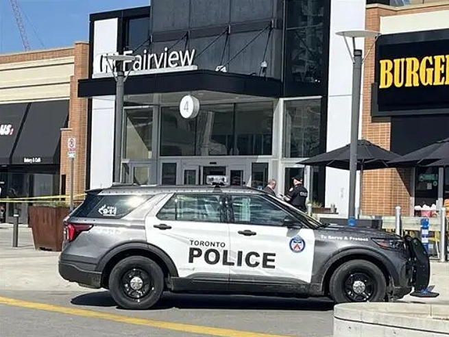 突发! Fairview Mall保安对峙劫匪,中枪倒地全是血!华人店家: 今天都别来了!(组图) - 2