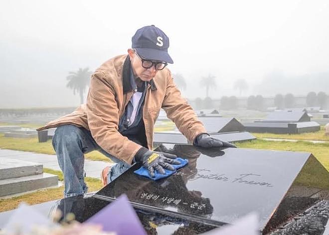 57岁具俊晔又瘦了很多，背影憔悴走路不稳，疑似身体健康出问题（组图） - 1