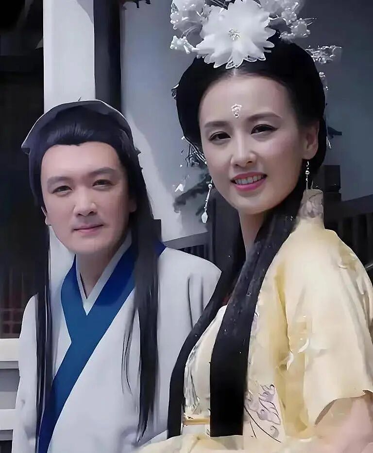 离婚1年,最新近况天差地别!51岁杨子携23岁新欢见父母,黄圣依用80万学费,换了新人生(组图) - 5