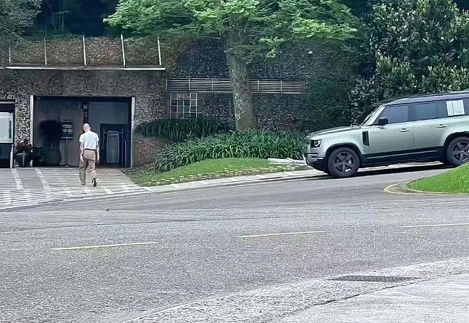 57岁具俊晔又瘦了很多，背影憔悴走路不稳，疑似身体健康出问题（组图） - 2