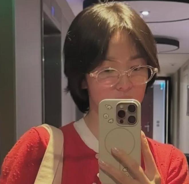 宋慧乔都戴老花镜了？44岁状态越来越差，近照翻车被吐槽像老奶奶（组图） - 4