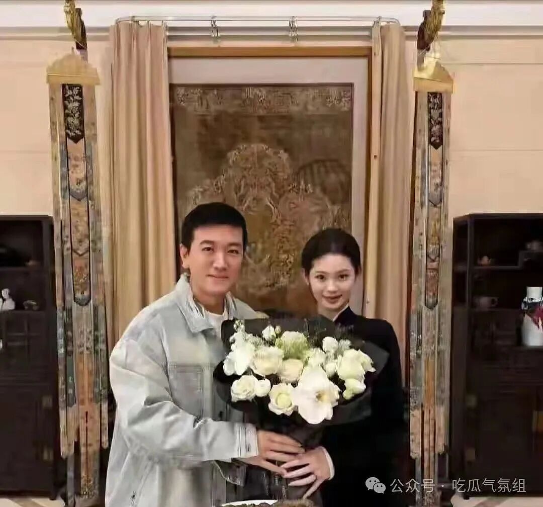离婚1年,最新近况天差地别!51岁杨子携23岁新欢见父母,黄圣依用80万学费,换了新人生(组图) - 1