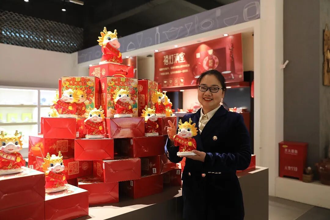 【情感】“神仙夫妻”携手30年，把白瓷做成国礼，儿子放弃美国高薪回国接班！（组图） - 1