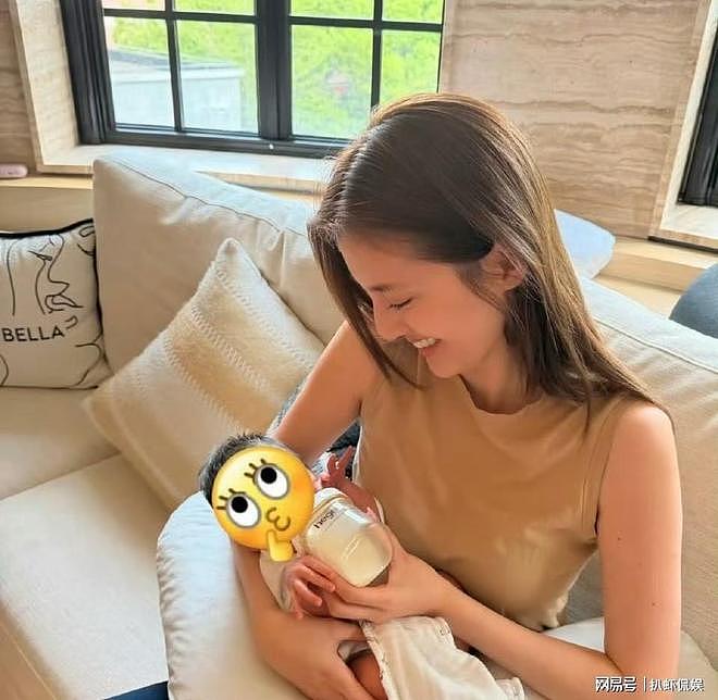 程晓玥疑似二胎出生,吴千语前去探望,抱娃喂奶提前体验当妈乐趣(组图) - 1