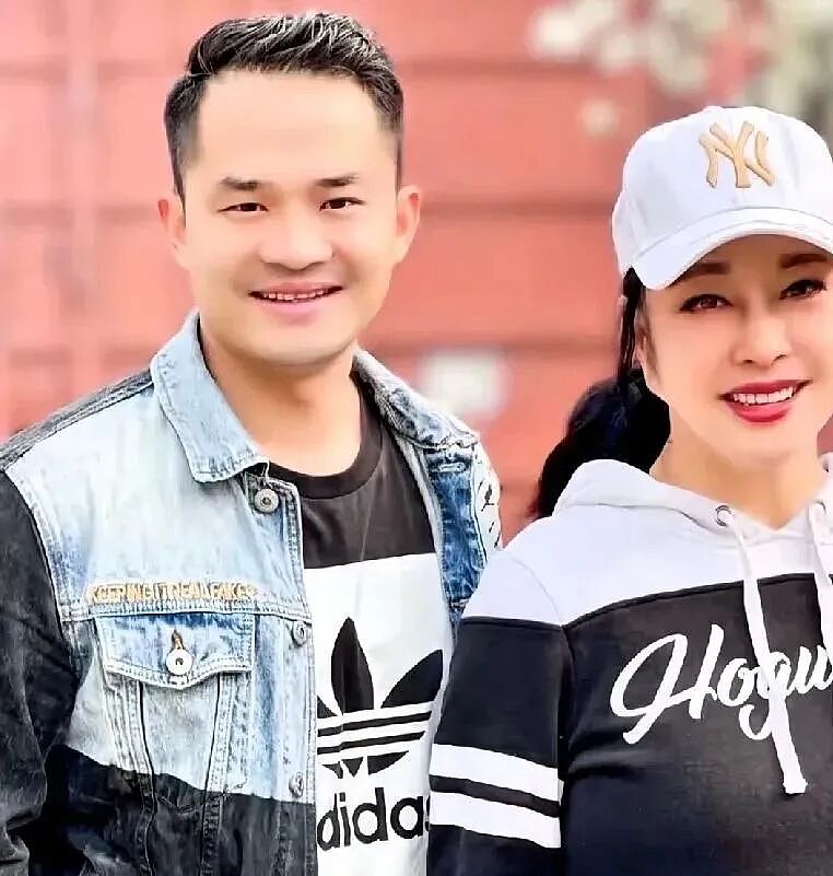 曾与大38岁刘晓庆同居6年，今38岁住800元出租屋！相亲屡遭嫌弃后，他终于崩溃：我被害惨了！（组图） - 3