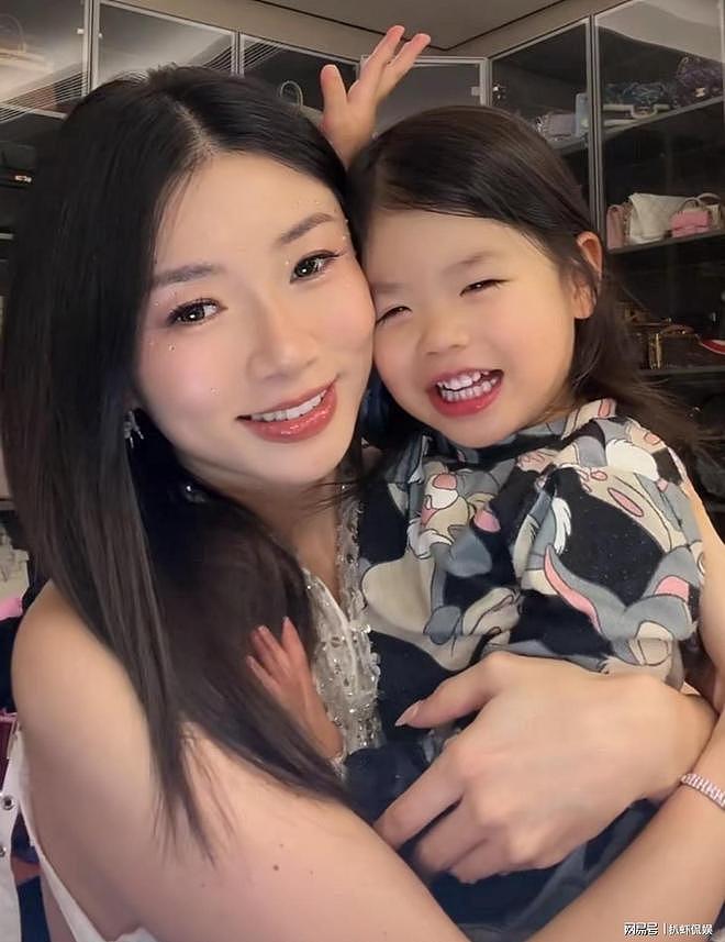 程晓玥疑似二胎出生,吴千语前去探望,抱娃喂奶提前体验当妈乐趣(组图) - 9